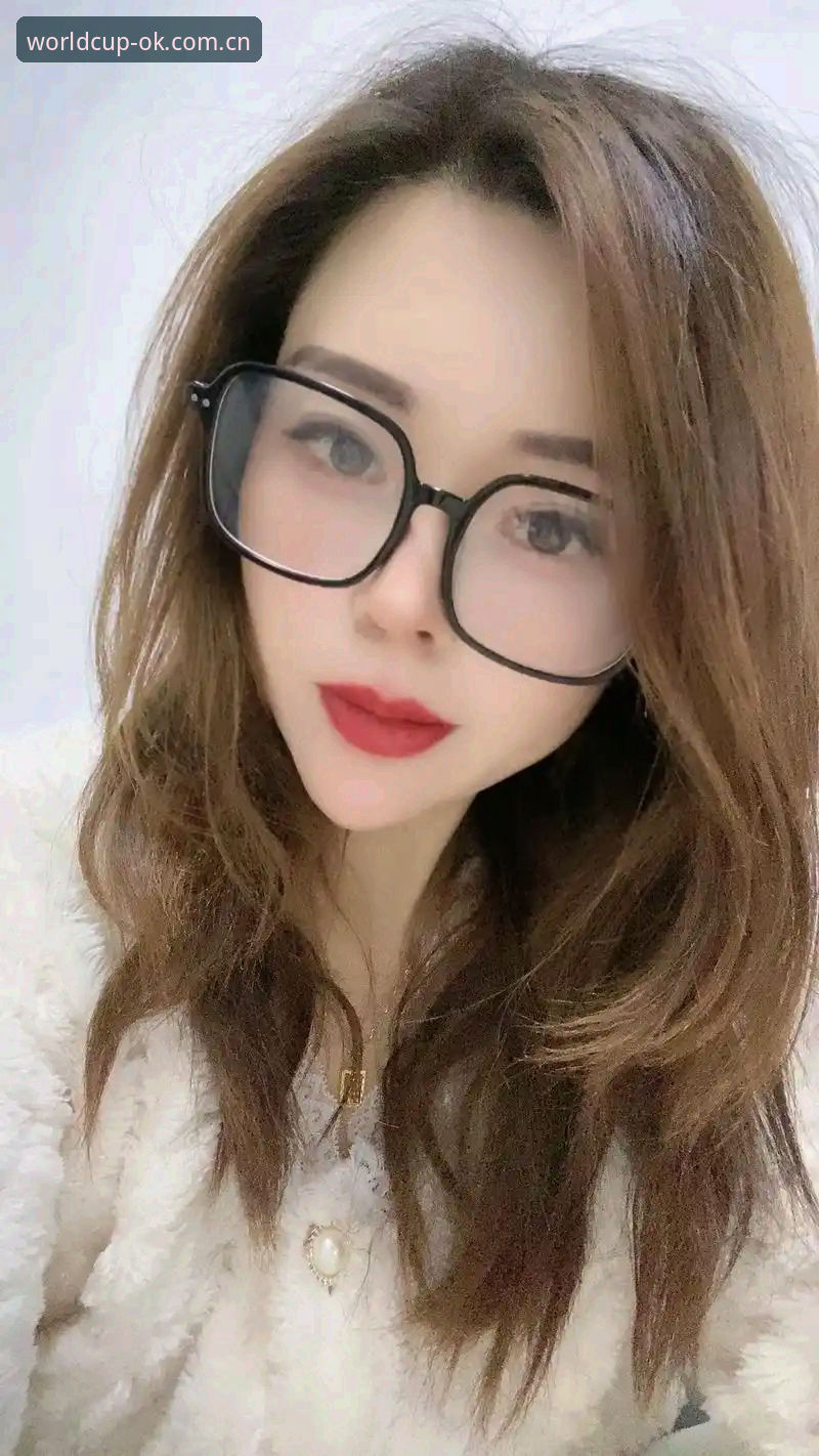 周五晚上十点，老周发来一条语音，语气带着点意外：“哎，你现在用电脑看球吗？我刚在网页上切了个实时比分，居然比手机上快半秒，慢动作回放都出来了，手机还在那儿转圈。”我愣了一下，他说的这事儿我懂，但一直没当回事。直到那天我亲眼看着他端着一杯凉透的咖啡，眼睛盯着一块普通的电脑屏幕，页面上的比分跳动几乎和电视直播同步，我才觉得，原来“选对入口”这件事，在日常看球里真能带来这么细微却扎扎实实的差别。